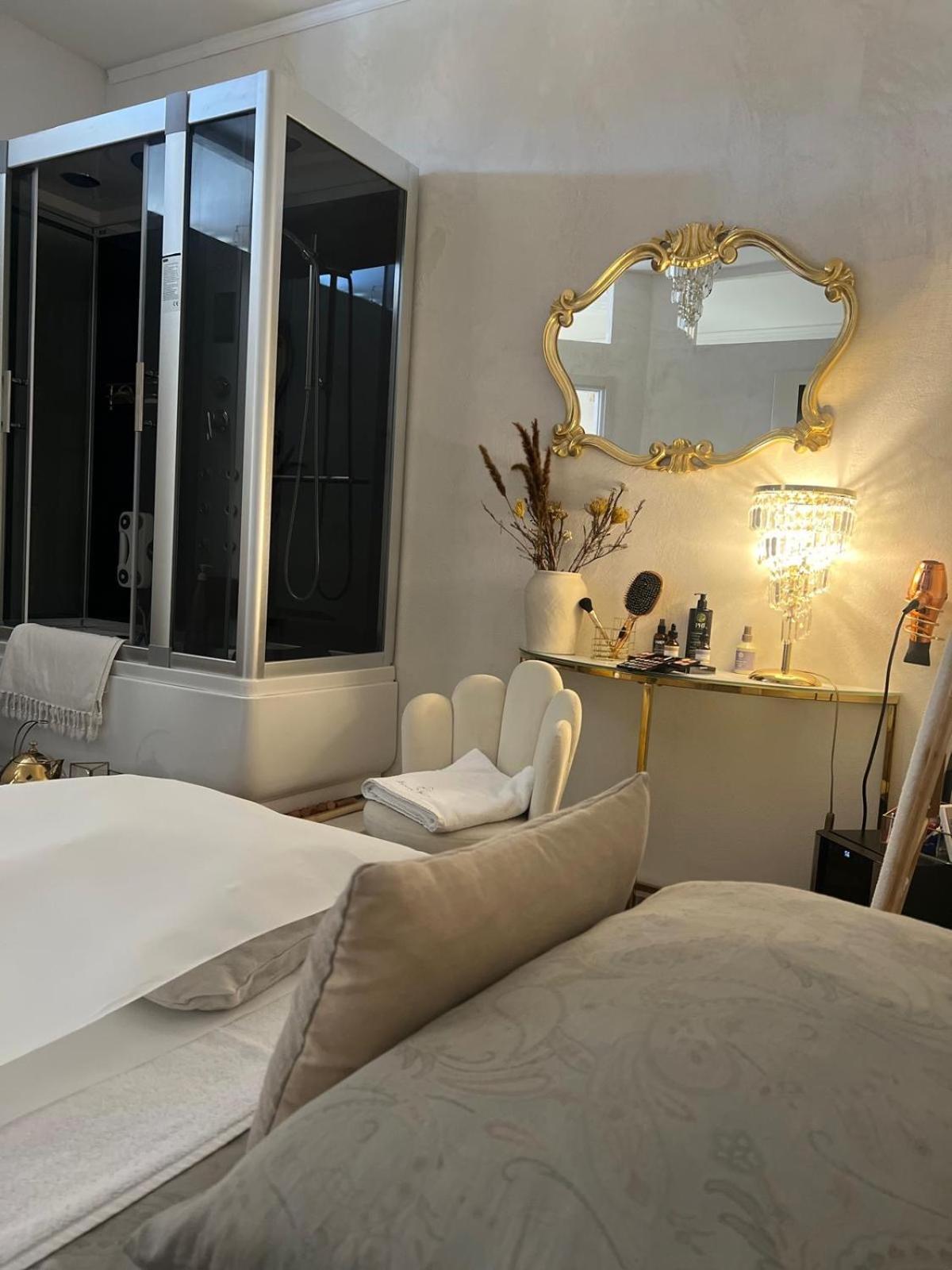 Femme Noir Luxury Spa Experience San Nicola La Strada Bagian luar foto